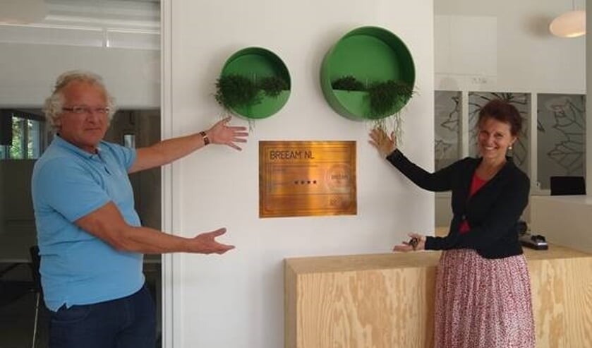 <ul><li>Dick Tromp en directeur-bestuurder Krista Walter van Kennemer Wonen bij het BREEAM Certificaat in De Plataan in Heiloo.</li></ul>