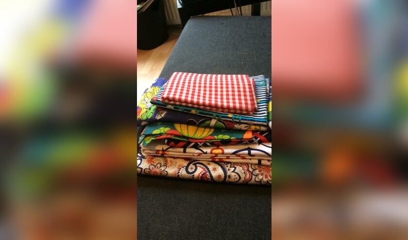 <p>Deze stof ligt al klaar om mondkapjes van te maken.</p>