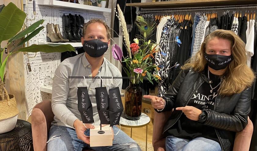 <p>Bram en Mandy met het limited edition mondkapje in Sunny Dreams.</p>