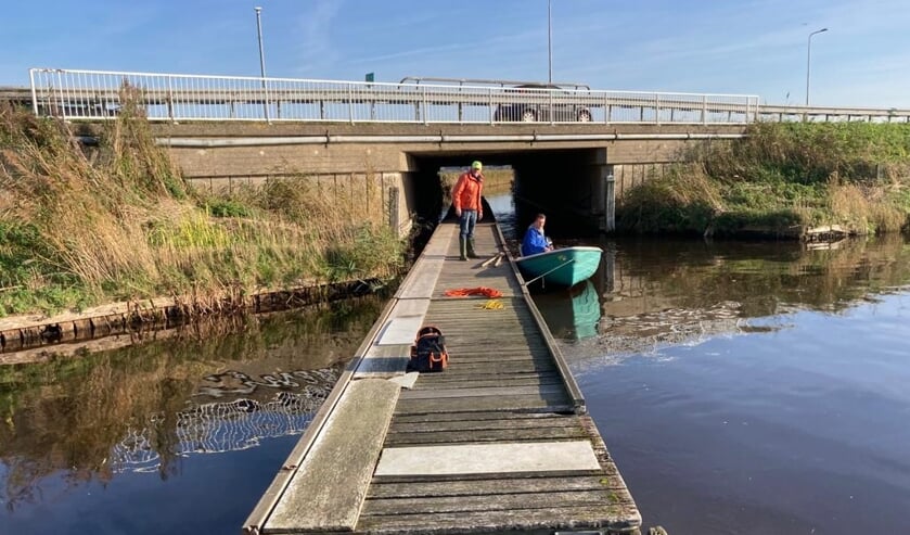 <p>Co Nanne (in het bootje) en Willem Koot (voorzitter WSV) slepen de vlonder weg.</p>