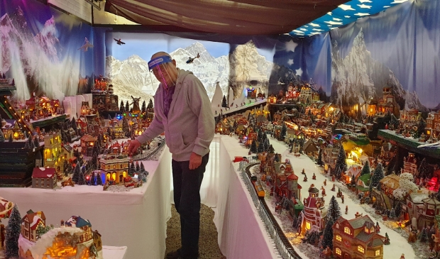 <p>Ron de Boer "Toevallig staan de inwoners van het kerstdorp keurig op afstand van elkaar".</p>