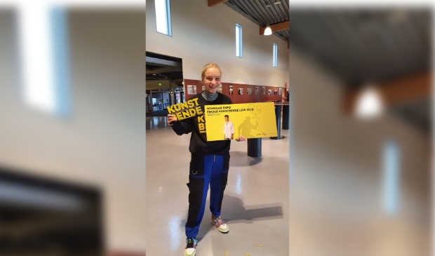 <p>Anne Cappendijk is trots op haar eerste prijs in de categorie Expo tijdens de finale Kunstbende 2020.</p>