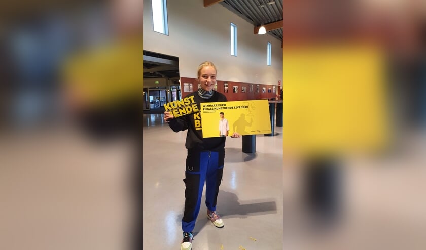 <p>Anne Cappendijk is trots op haar eerste prijs in de categorie Expo tijdens de finale Kunstbende 2020.</p>