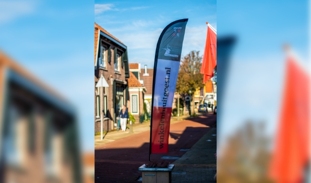 <p>De OVU beachflags staan vanaf 16 november verspreid door het Uitgeester winkelcentrum.</p>
