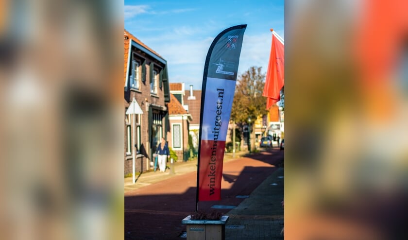 <p>De OVU beachflags staan vanaf 16 november verspreid door het Uitgeester winkelcentrum.</p>