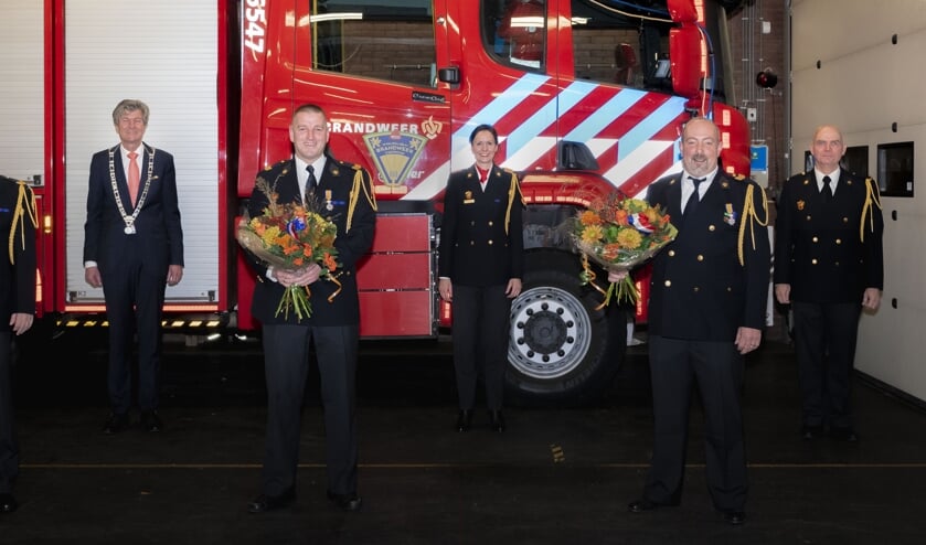 <p>v.l.n.r.: Pascal Sprenkeling, burgemeester Toon Mans, Ronald Sprenkeling, teamcommandant Elleke van Lingen, Hans Huisman en ploegchef Jacques van Beek</p>