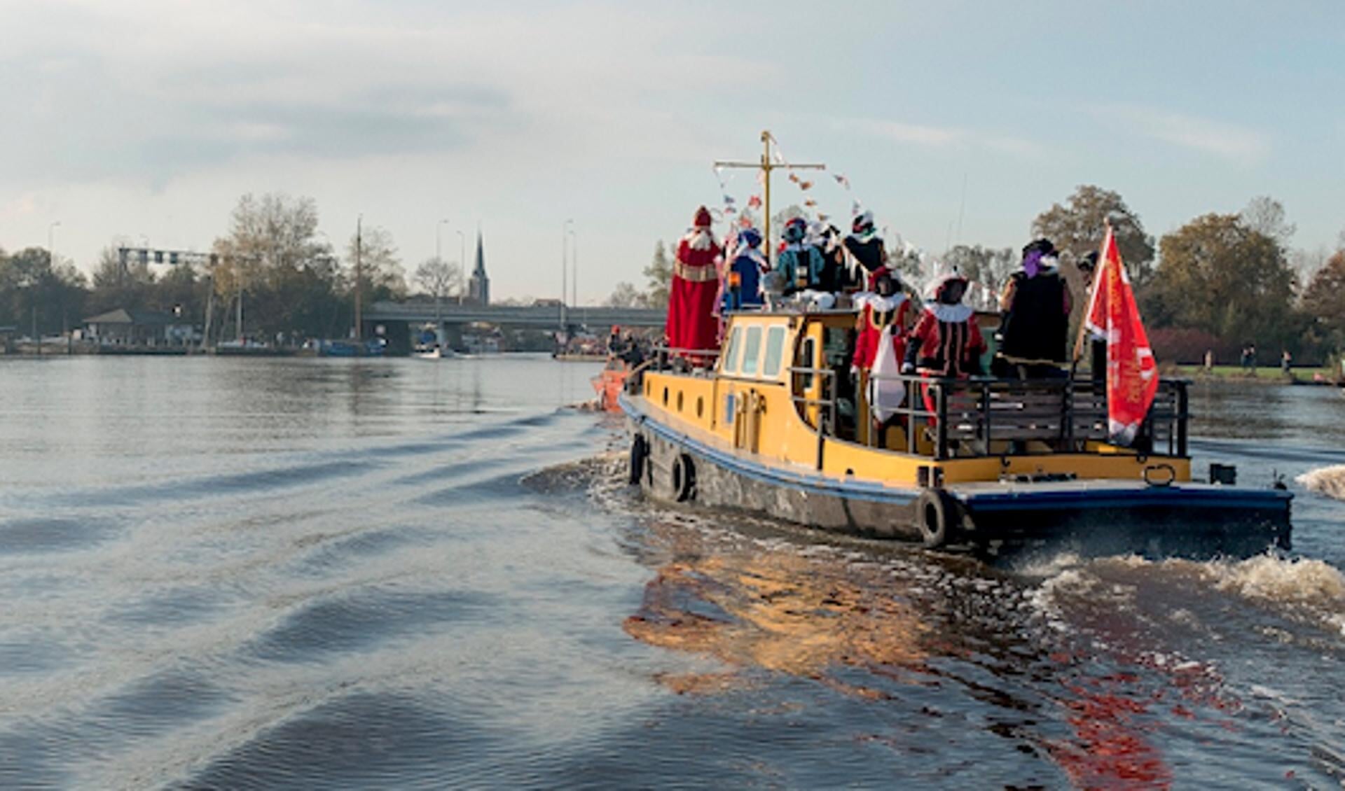 Sint en Pieten arriveren zonder publiek in Uitgeest en surfen door via internet!