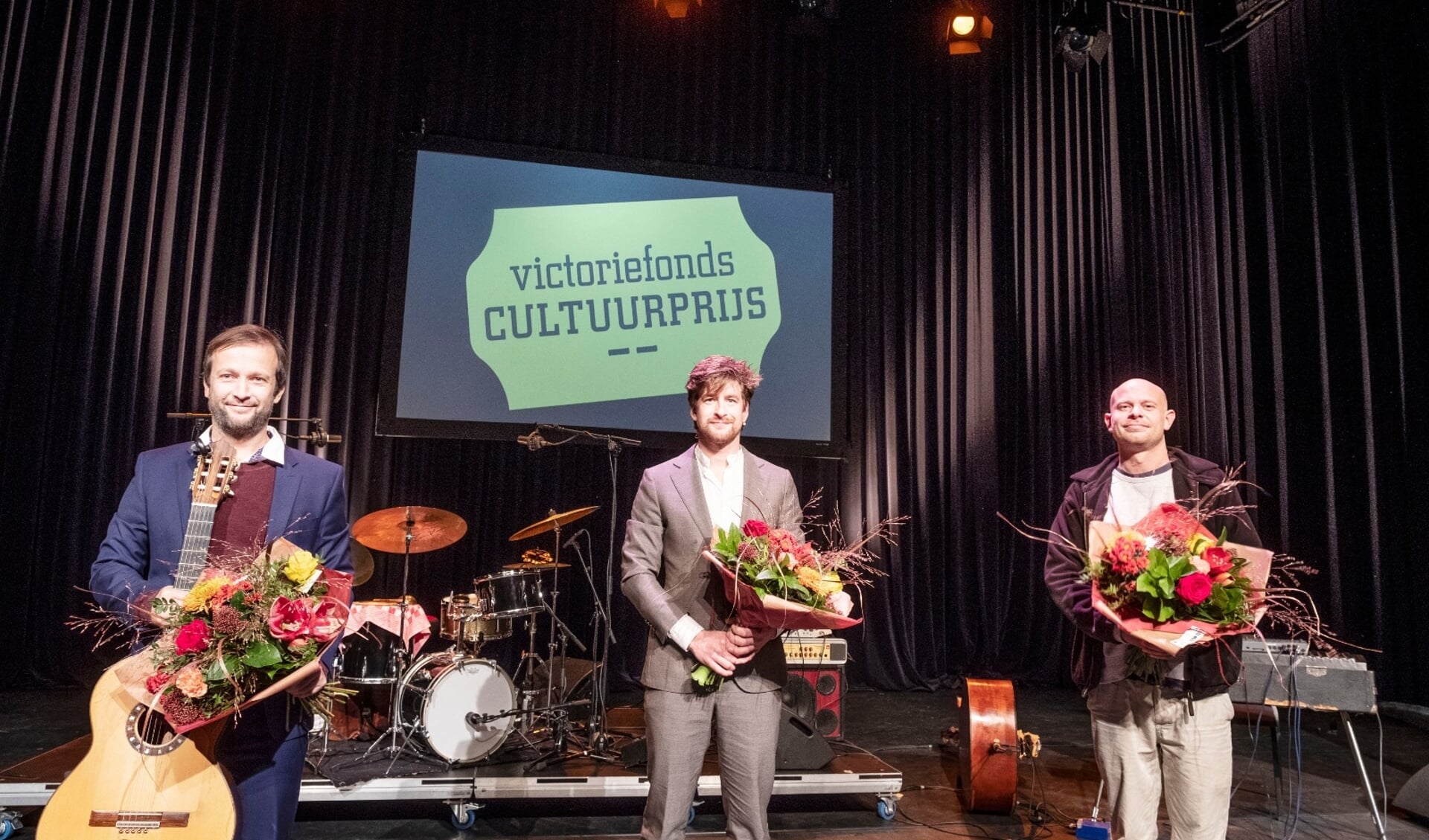 Thijs Prein (midden) viel dubbel in de prijzen bij de Victoriefonds Cultuurprijs. 