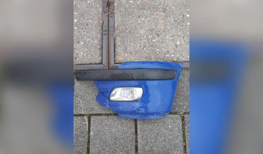 <p>Dit stuk bumper is achtergebleven op de Geesterweg</p>