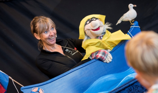 <p>Tineke Jonkman kan haar creativiteit kwijt in haar Theater Poppekus.</p>