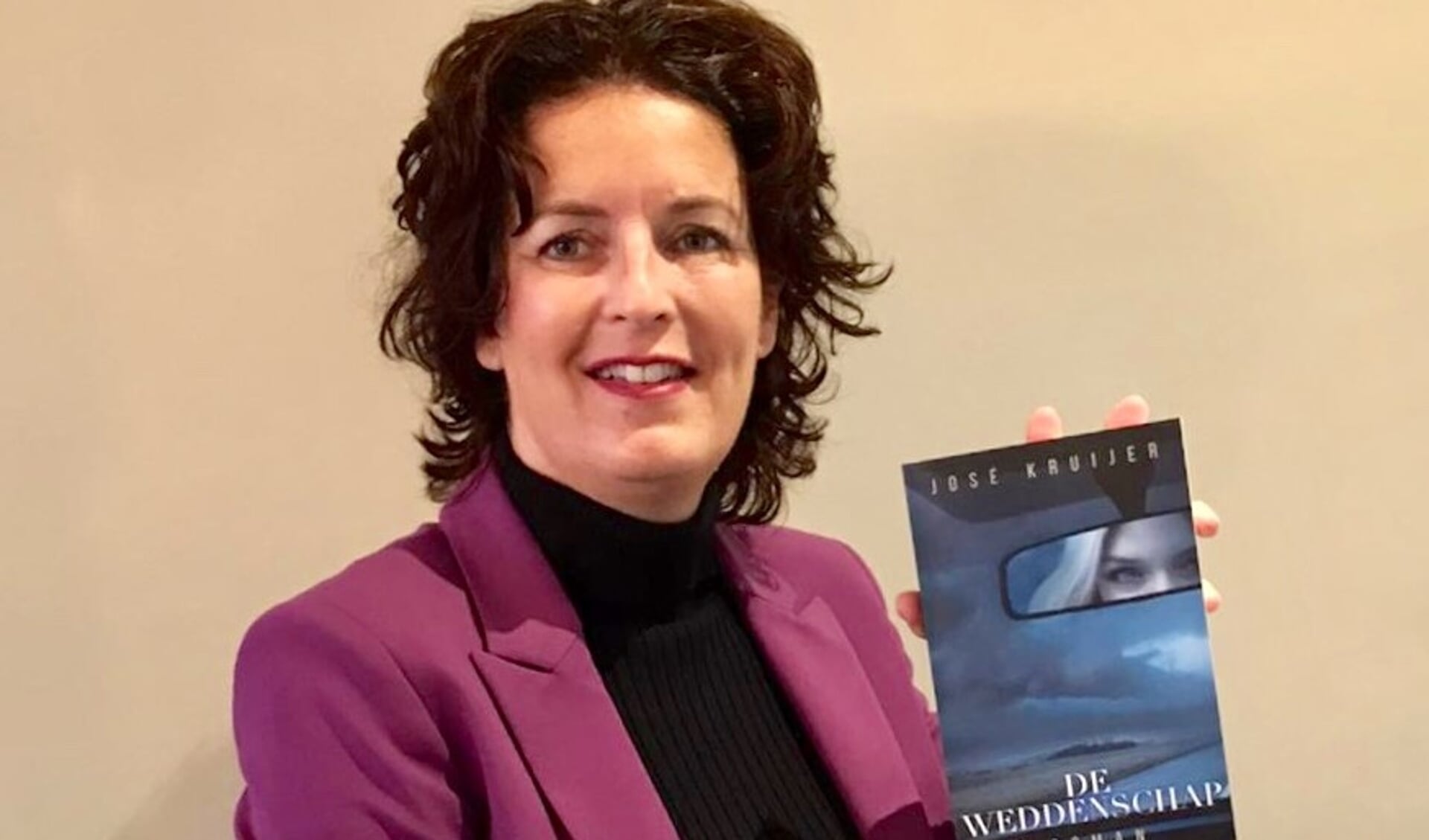 José Kruijer won met haar debuut Verzwegen de 2e prijs bij de verkiezing van Vrouwenthrillers.nl voor de Beste Nederlandse Vrouwenthriller 2017. Voor haar tweede boek Manzanilla ontving ze ook lovende recensies.