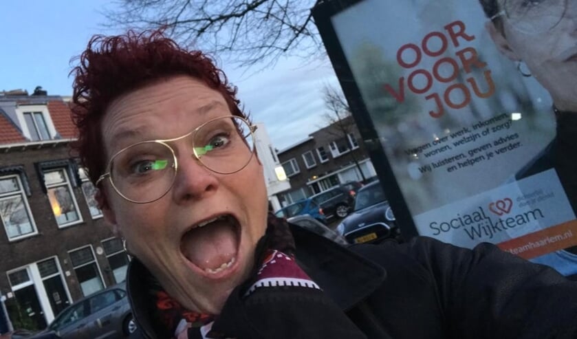 Nancy Dijkstra-Zandbergen verrast met haar afbeelding op de reclamezuil.