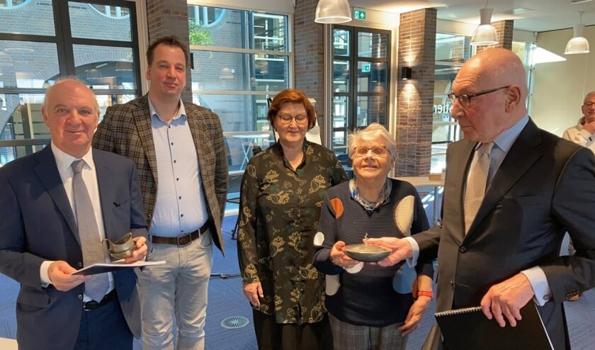 <p>Jaap Meijers (links), Rudy Meijers (Rechts) en Truus Zonneveld (tweede van rechts).</p>