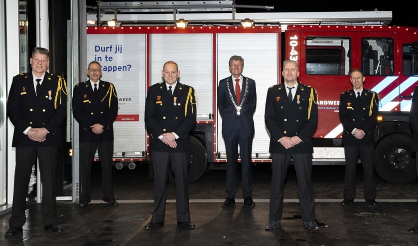 <p>1e rij: Kees Admiraal, Marco Kerssens, Jos Admiraal en Bas Meegdes<br>2e rij: Antoon Pepping, burgemeester Toon Mans, Hakan Meijer</p>