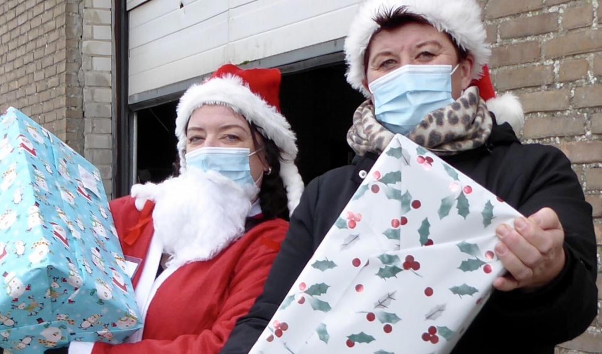 Esther en Tamara brengen de kerstpakketten rond. 