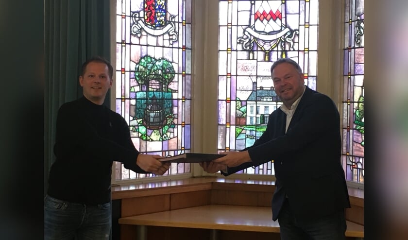 <p>Bram Bruin (links) en wethouder Rob Opdam ondertekenden eind vorig jaar de uitvoeringsovereenkomst.</p>