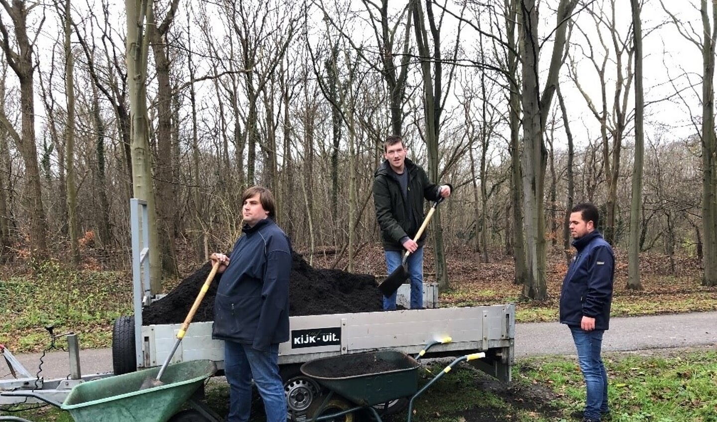Deelnemers van Het Hof van Kijk-Uit Rik, Bram en Jan verzorgen de compost speciaal voor deze actie gesponsord door Tardy.