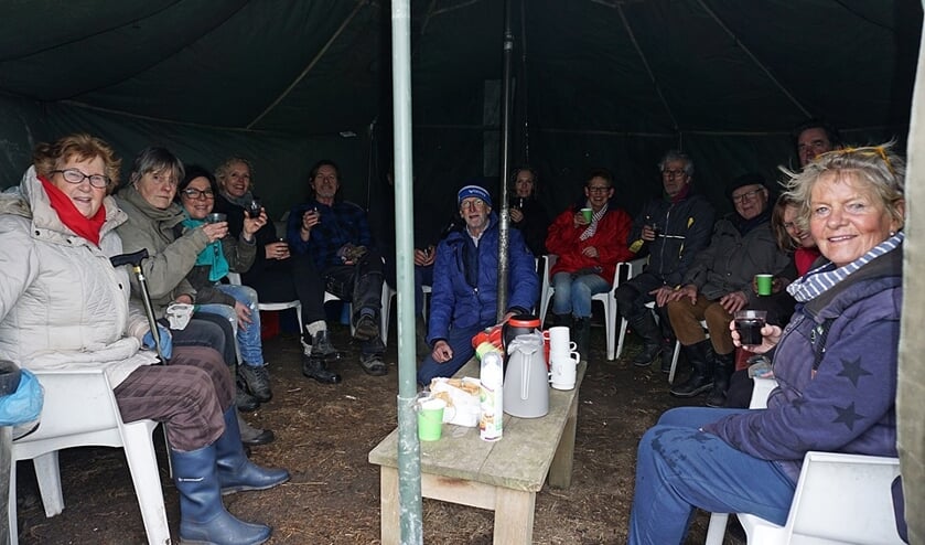 Saamhorigheid en gezelligheid in de nieuwe tent van de milieutuin.