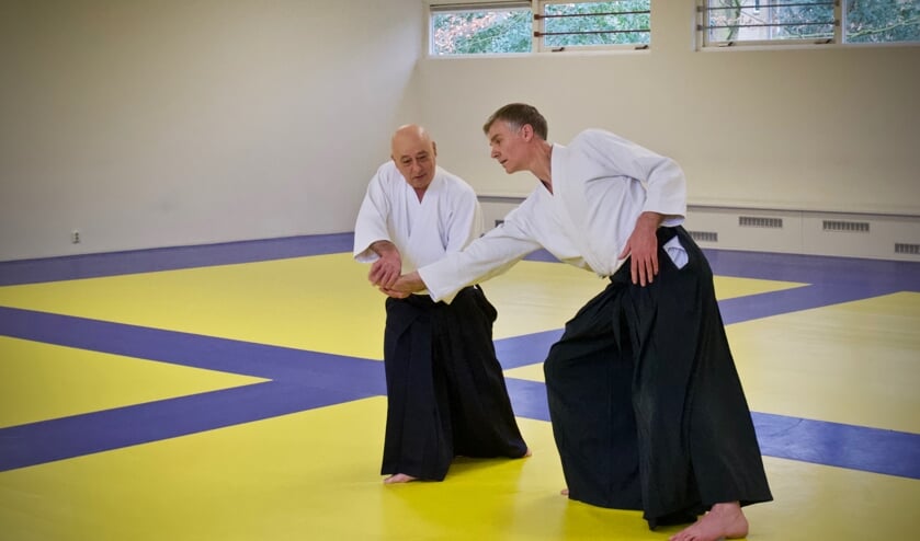 Nick Waites demonstreert samen met Marcel een aikidotechniek.