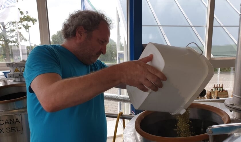 De hop wordt toegevoegd tijdens het brouwproces.