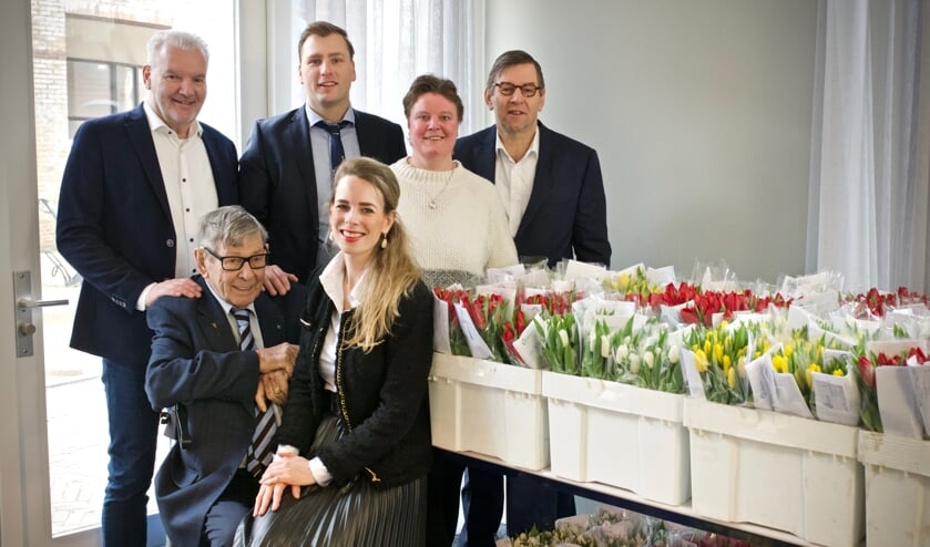 Het team Van der Borden Vastgoedprofessionals Heiloo. Vlnr. Jan Kaandorp, Jan-Jaap van der Borden, Angelique Schutz, Pieter van der Borden. Zittend, Opa Jan van der Borden en Annesophie van der Borden