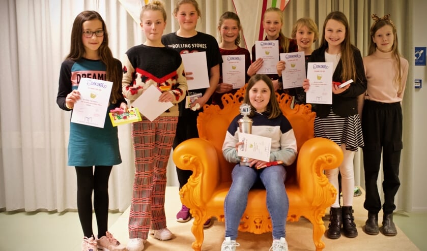 Winnares Emma Taylor omgeven door alle deelnemers. Vlnr. Brechtje, Isabelle, Bente, Nine, Lynn, Imme, Sanna en Pien.