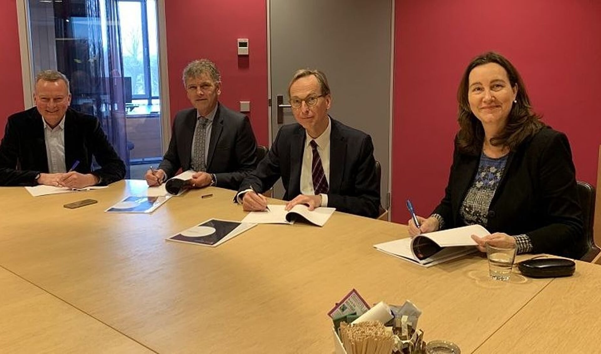 Burgemeesters Frank Dales (Velsen), Martijn Smit (Beverwijk), Gerrit Goedhart (Uitgeest) en Mieke Baltus (Heemskerk) ondertekenen de samenwerkingsovereenkomst Meld Misdaad Anoniem.