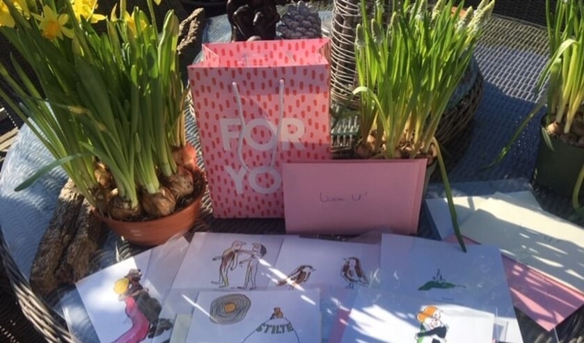 Marijke heeft lieve kaartjes en bloemen voor medewerkers in de zorg.