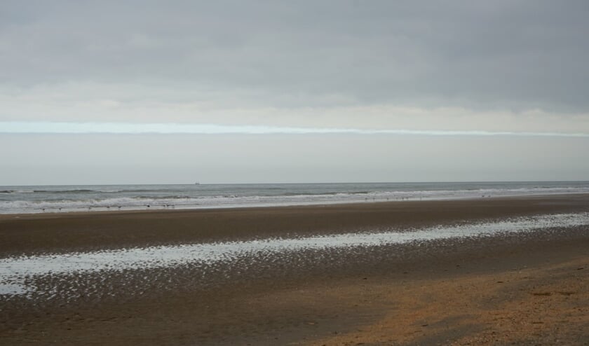 Een prachtige foto van een leeg strand. Vandaag was het overvol en sloot gemeente Bergen de stranden af.