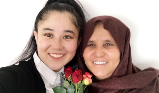 Khadija gaf haar moeder Nikbakht rozen op Vrouwendag.