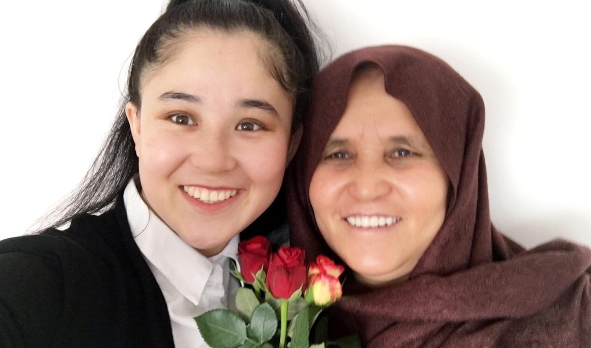 Khadija gaf haar moeder Nikbakht rozen op Vrouwendag.