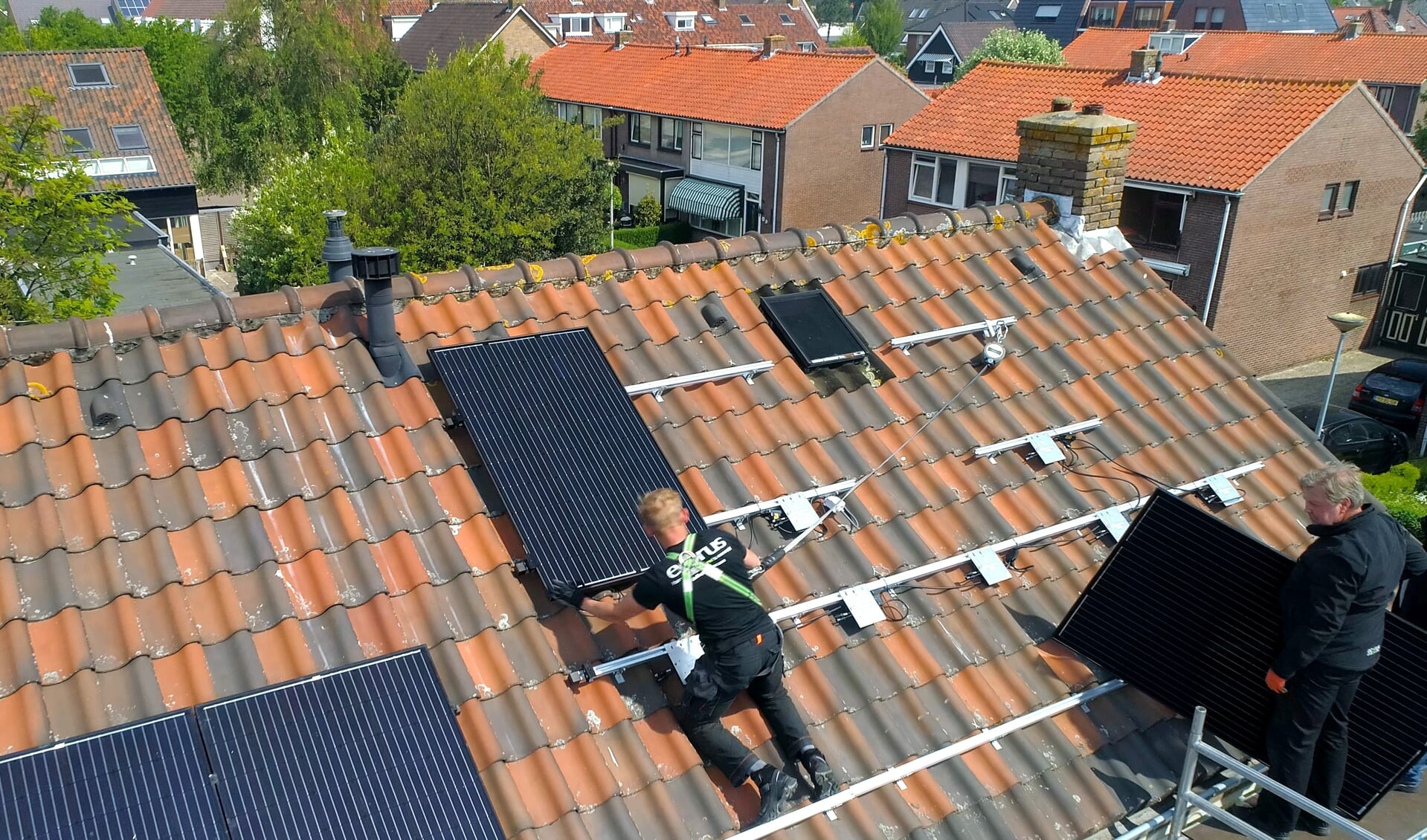 Installatie van zonnepanelen op het dak bij een huurwoning in Egmond.