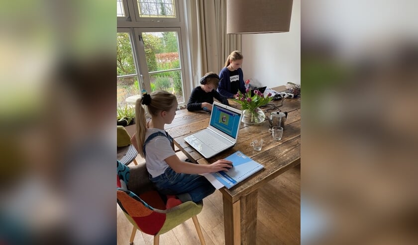 De ‘mobiele brigade’ van de familie Reitsma werkt op afstand met het onderwijs van CBS de Duif.