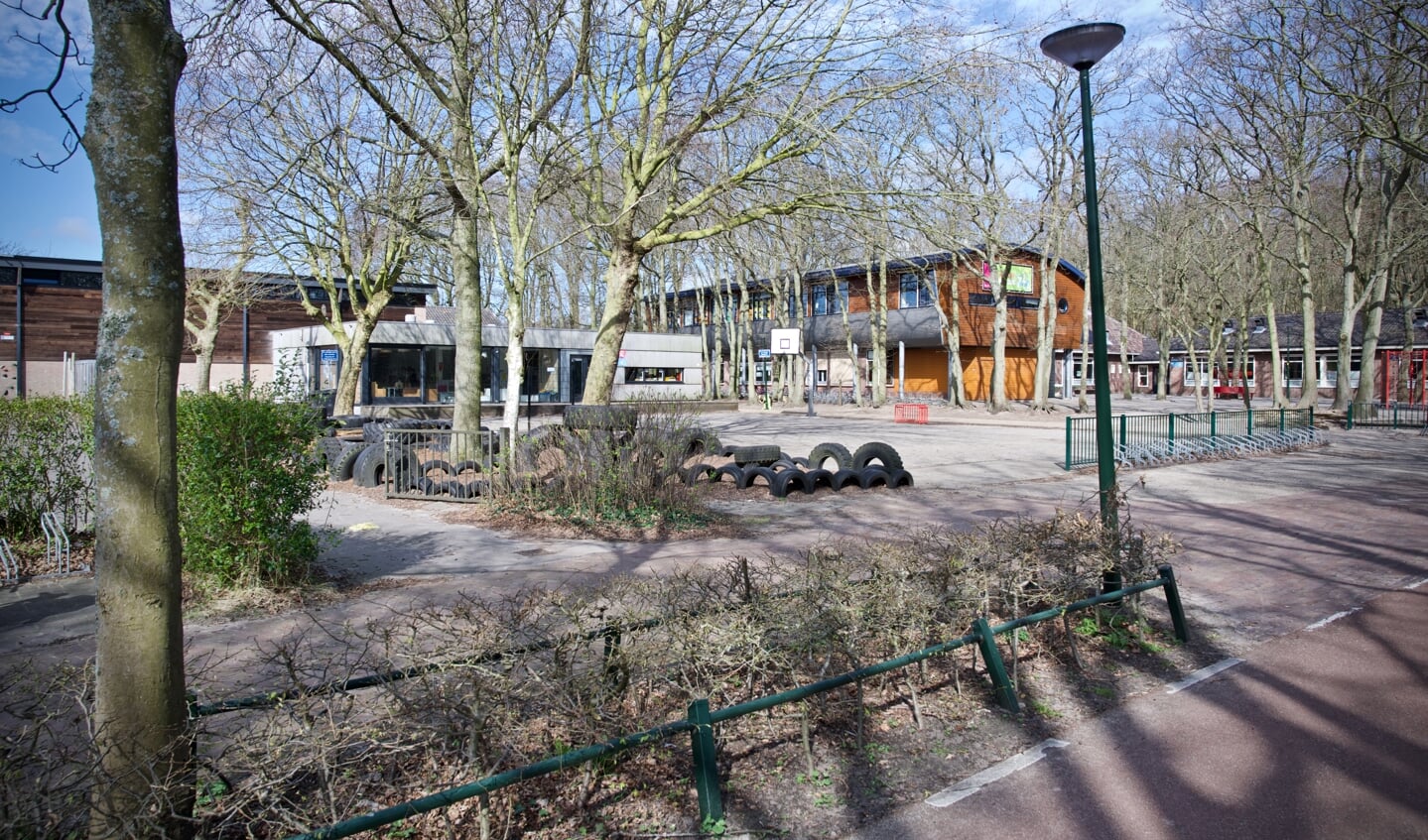 De schoolpleinen van de Springschans en Radboudschool zijn leeg.