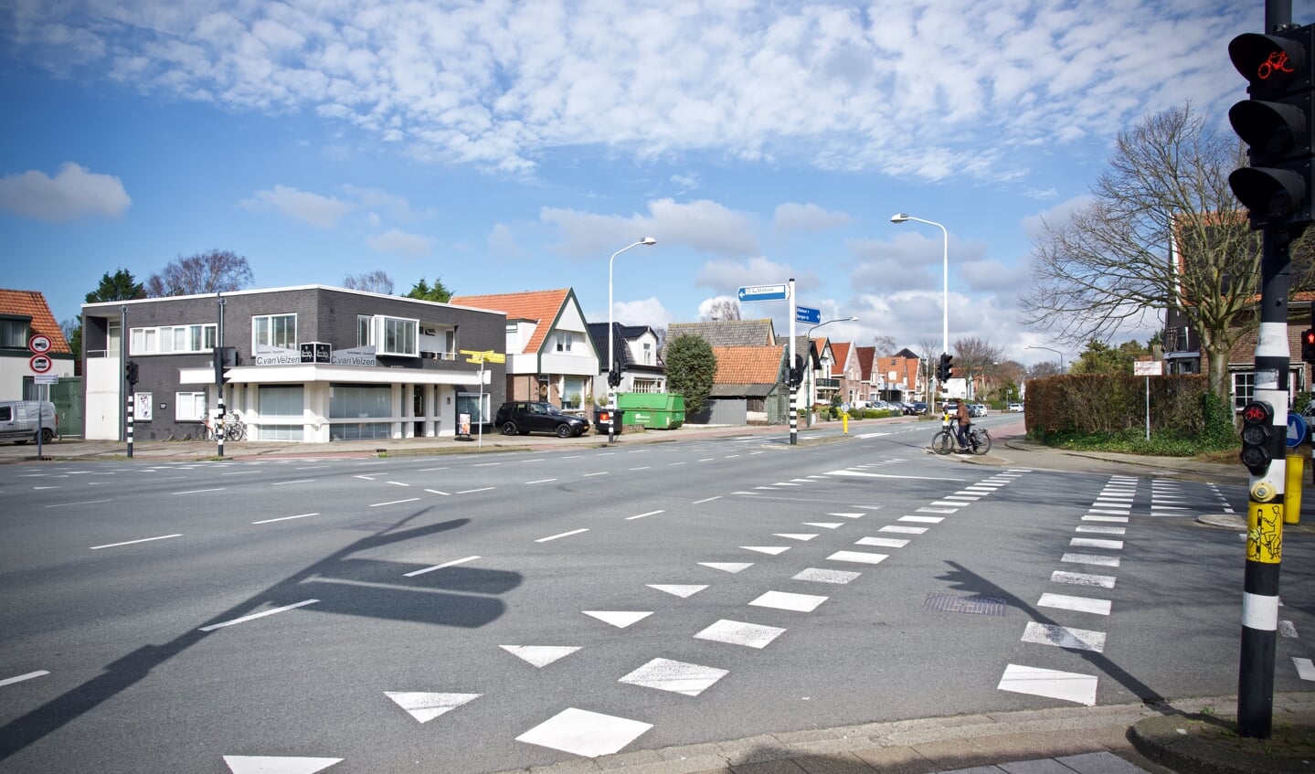 Het kruispunt Kennemerstraatweg, Stationsweg, Kanaalweg is nagenoeg verlaten.