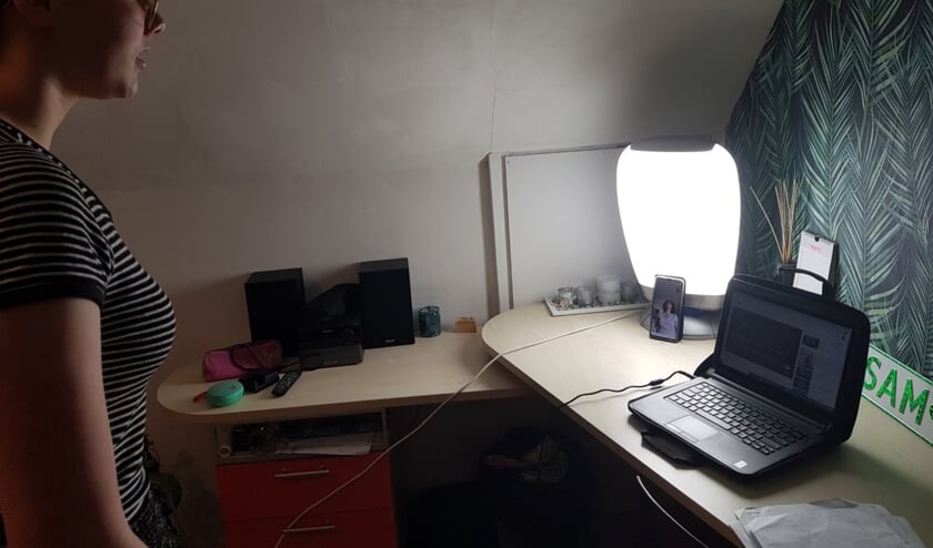 Het is even wennen om vanuit je slaapkamer je zangles te volgen.