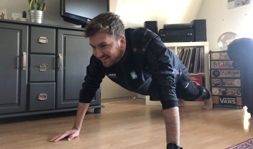 Veel sportaanbieders bieden nu online lessen aan, zodat je thuis je workout kan doen, net zoals de buurtsportcoach hier.