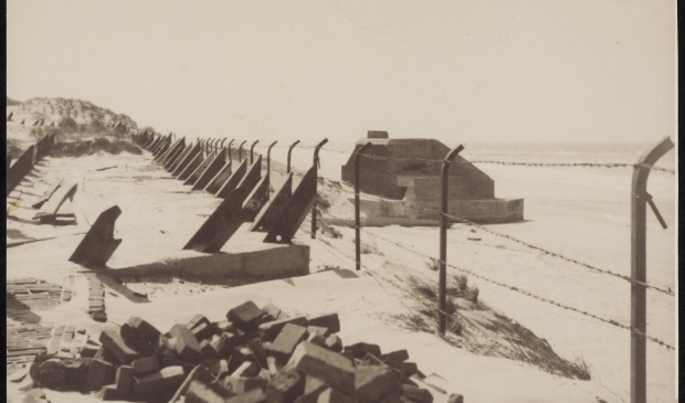 De Atlantikwall met bunker in Egmond aan Zee, 1946. 