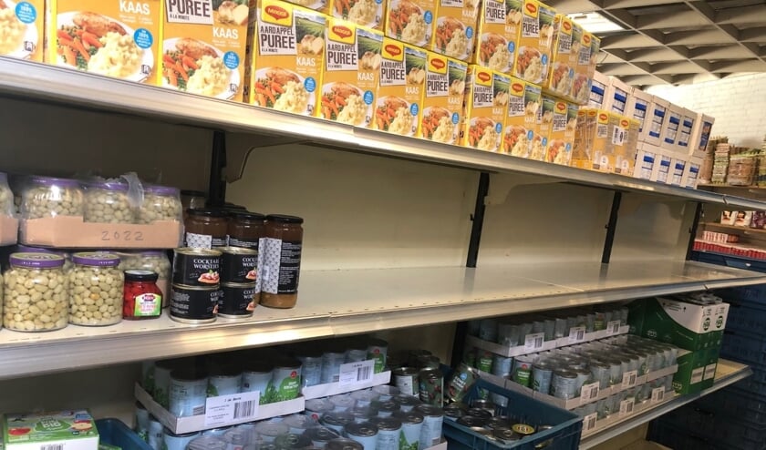 Lege schappen in de loods van de Voedselbank.