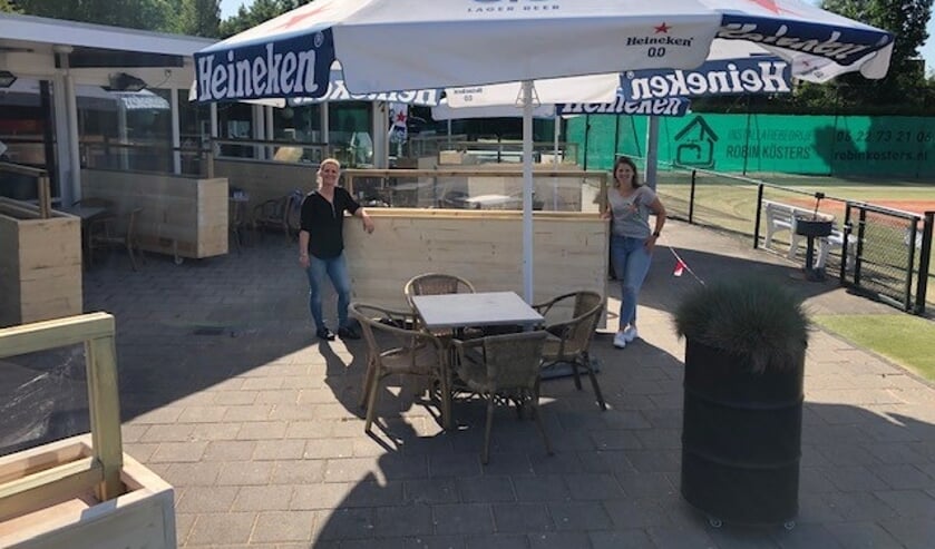 Chantal Groot (l) en Laura Hemmekam (r) zijn er klaar voor.