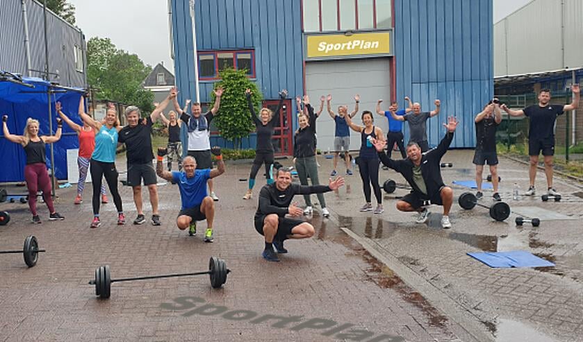 Tot 1 juli wordt er bij Sportplan Uitgeest buiten getraind, zelfs in de stromende regen.
