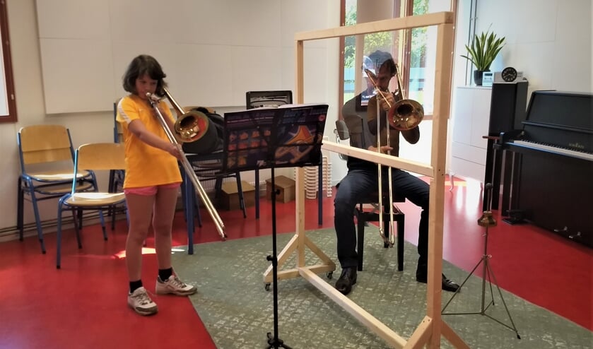 Ruud Pletting, trombonedocent en Judith, 9 jaar, tromboneleerling