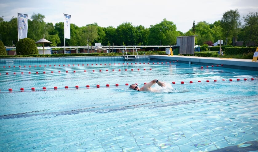 Rogier Swarts uit Heiloo ging als eerste het water in tijdens het zwemseizoen 2020.