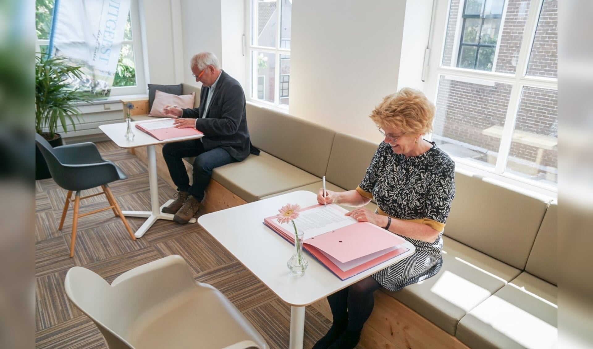 Carla Smits, bestuurder van Stichting Tabijn en Wethouder Cees Beentjes tekenen de bestuursovereenkomst.