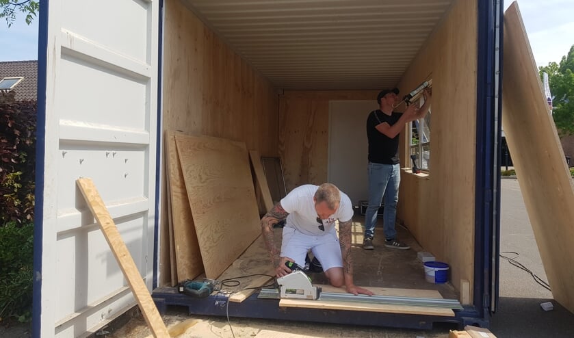 Michael de Boer (links) en Maikel de Jong werken hard om de bezoekcontainer te maken.