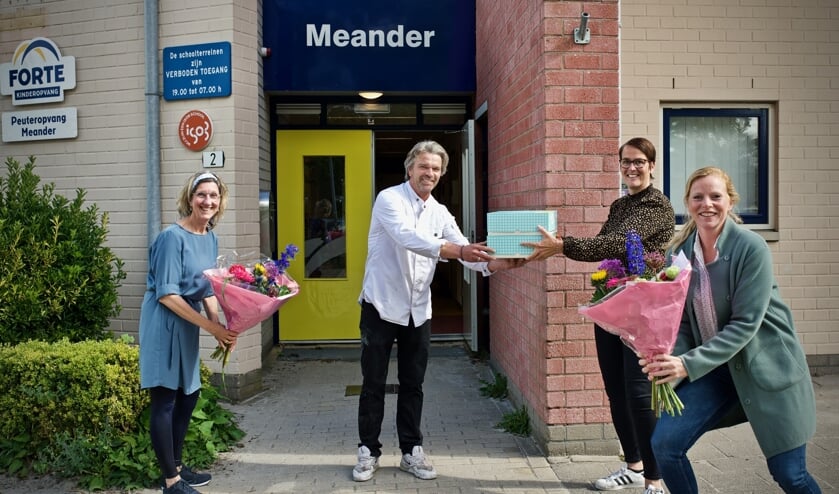 Taart en bloemen nam basisschool de Meander samen met Forte op donderdag 14 mei in ontvangst. Net als alle basisscholen en kinderopvanglocaties in Heiloo, ontvingen zij de traktatie van gemeente Heiloo. Als gebaar van dank en waardering. Vanwege de bijzondere en flexibele inzet van docenten en kinderopvang medewerkers tijdens de coronasituatie. Samen houden we het coronavirus onder controle.