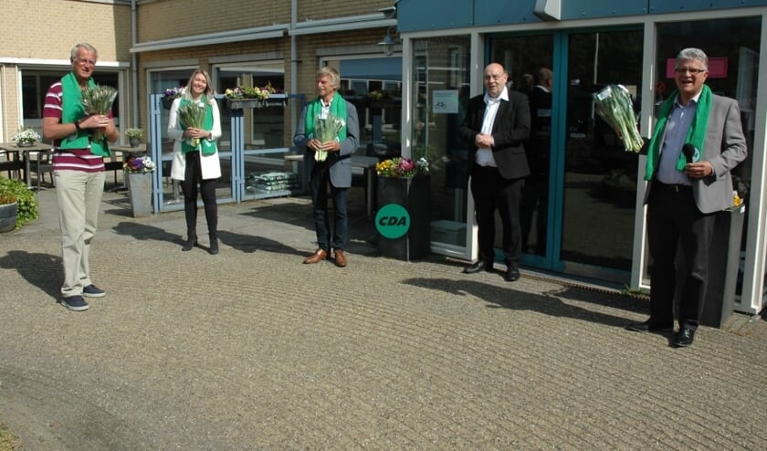Het CDA bezorgt bloemen op gepaste afstand.