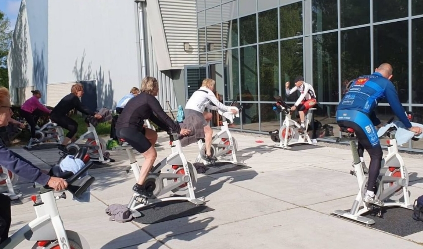 Ook bij Dorssports in Heiloo wordt het buiten sporten goed ontvangen. Wat is buiten sporten fijn! De outdoor lessen worden druk bezocht.