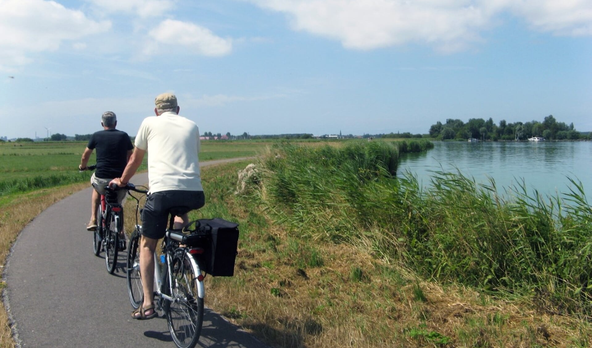 Zwaansmeerpad langs de zuidoever van het Uitgeestermeer is een aantrekkelijke recreatieve fietsroute. De Stichting Alkmaarmeeromgeving wil hier geen windturbines