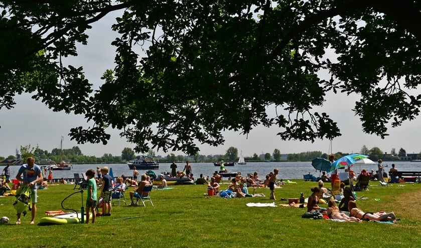 Tijdens Hemelvaartsdag was het druk bij het Uitgeestermeer. Gelukkig was iedereen thuis naar het toilet geweest.